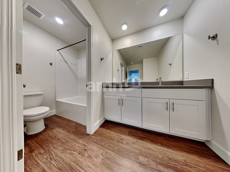 Building Photo - 1805 Viaggio Ave