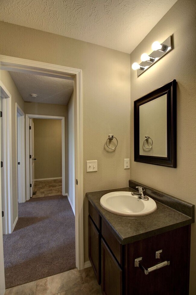 Building Photo - 3 Bedroom in Ozark!