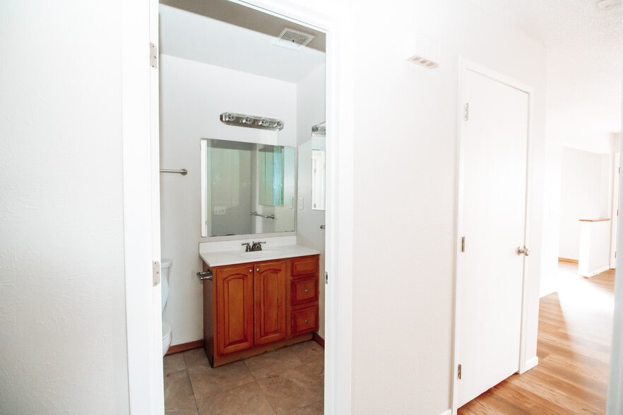 Building Photo - 653 Williamsville Ave