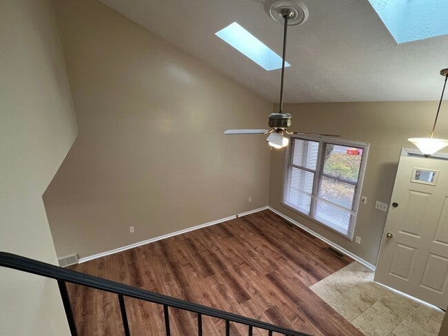 Building Photo - (2) bedroom Town-House w/ new Dining Room ...
