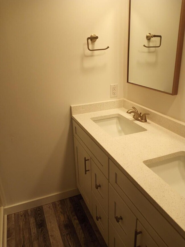 Building Photo - Fully Remodeled 3 Bed / 2 Bath Home with 2-Car Garage