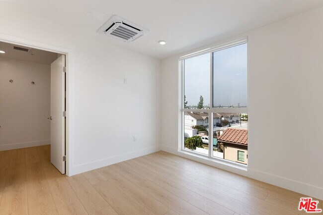 Building Photo - 8561 Belmont St