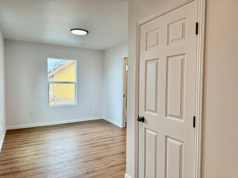 Building Photo - 384 Hargrave St