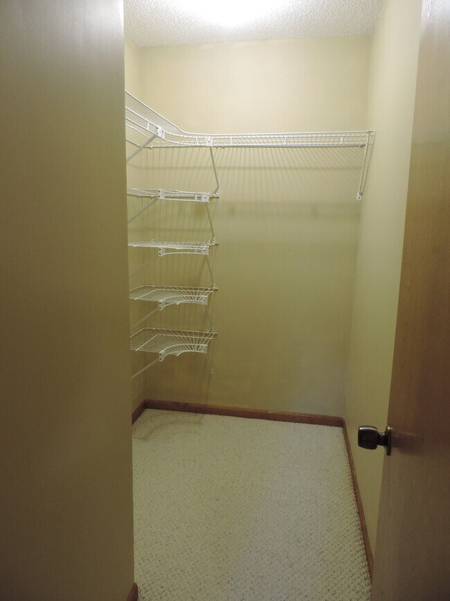 Building Photo - 404 Wintergreen Dr