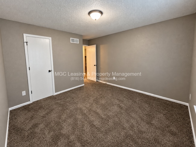 Building Photo - 713-715 SW 37th Street Ter