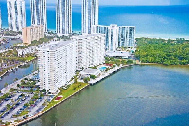 Building Photo - 500 Bayview Dr