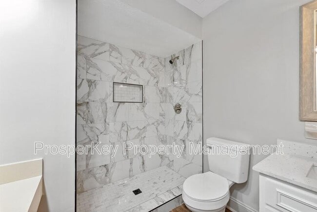 Building Photo - 4924 Roxbury Dr