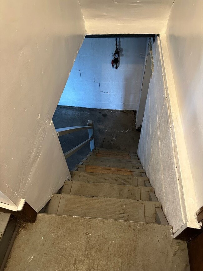 Building Photo - 3 Bedroom Home with Attached Garage