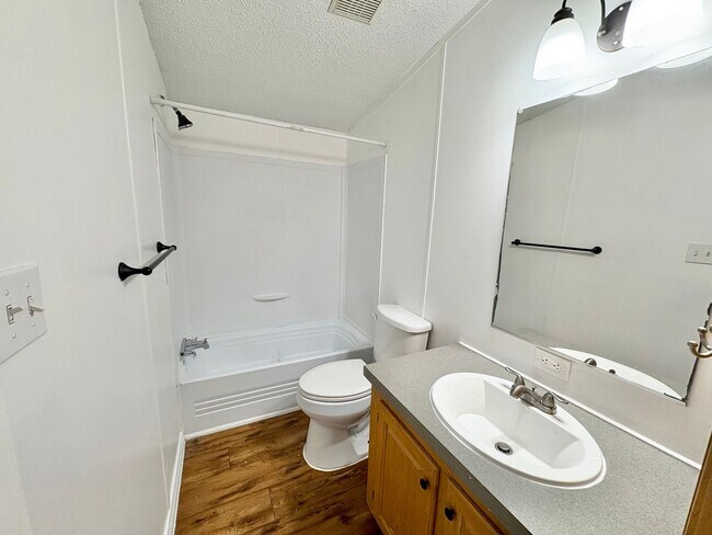 Building Photo - *AVAILABLE NOW* An absolute must see!  5 bedrooms, 3 baths in Burnet, TX.