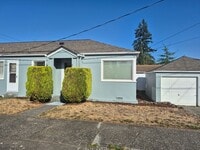 Building Photo - Charming 2 Bedroom Duplex