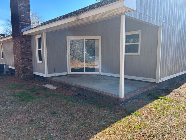 Building Photo - Nice 3 bedroom, 2 bath house