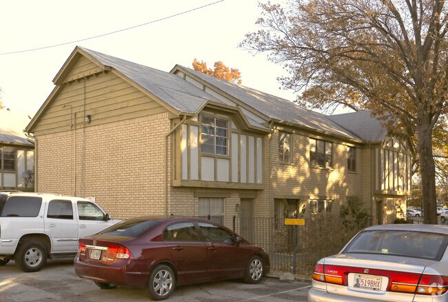 Building Photo - Oak Park Town Homes
