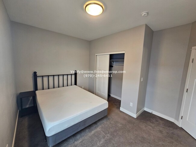 Building Photo - Beautiful Furnished 2bed 2.5 bath Townhome...