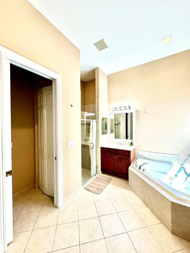 Building Photo - 8186 NW 105th Ln