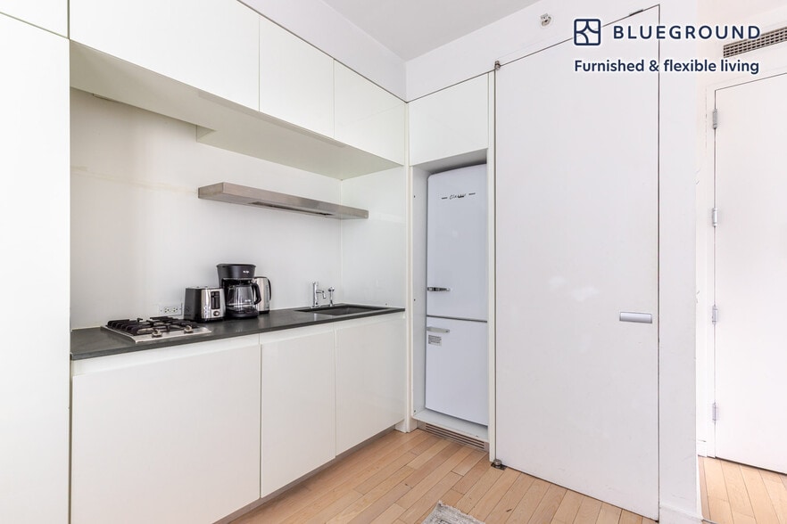 Building Photo - 70 W 45th St