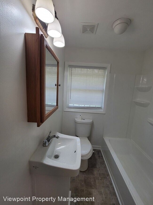 Building Photo - 3 br, 1 bath House - 2092 Delowe Dr