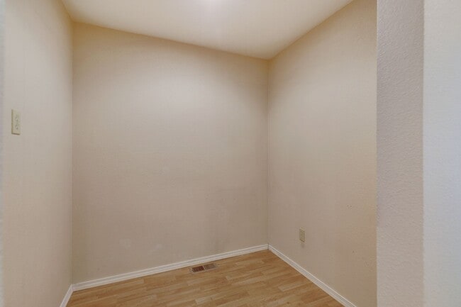 Building Photo - Kirkland Rambler with Amazing Back Yard!