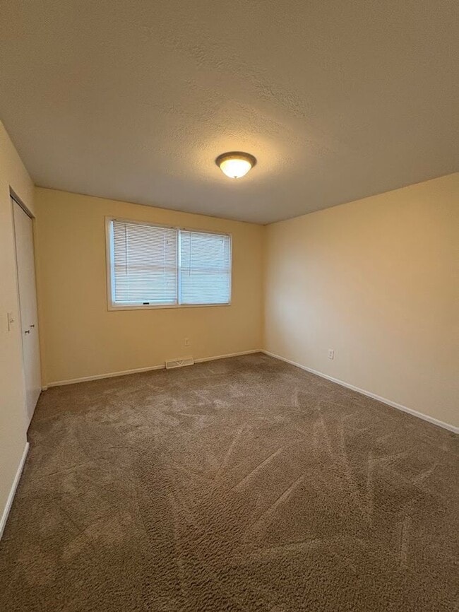 Building Photo - Beautiful and spacious 3 bedroom 2.5 bathroom townhome available for rent