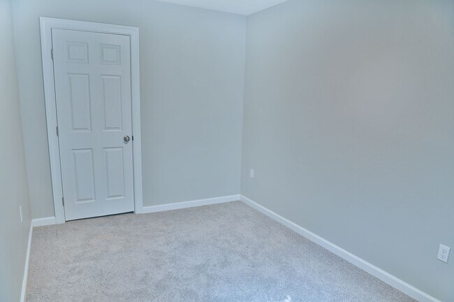 Building Photo - 4 Bedroom on Penn - Section 8 Approved