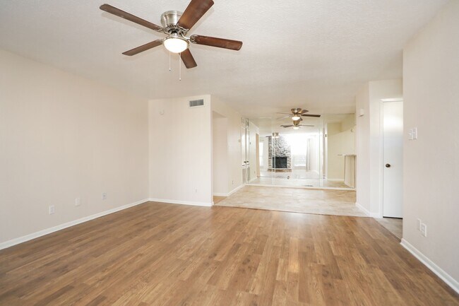 Building Photo - 17401 Red Oak Dr