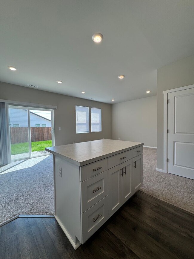 Building Photo - HUGE NEW PET FRIENDLY