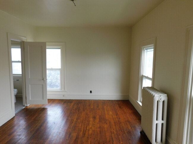 Building Photo - Move In Ready Upper Unit Apartment