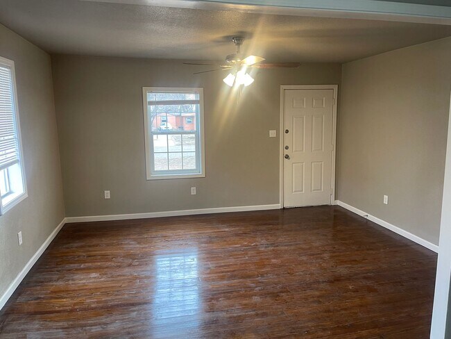Building Photo - SLATON CHARMER! Totally Remodeled!! Availa...