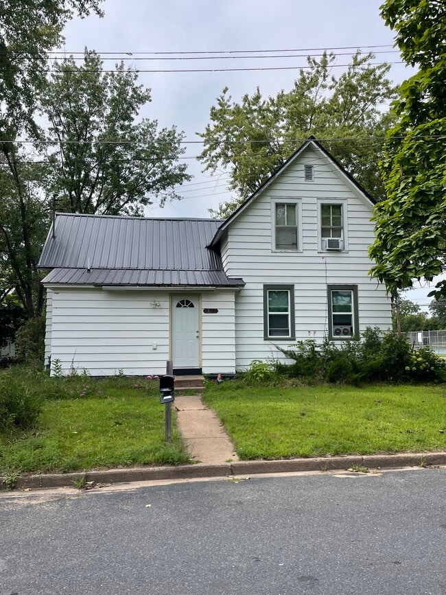 Building Photo - 1803 5th St E