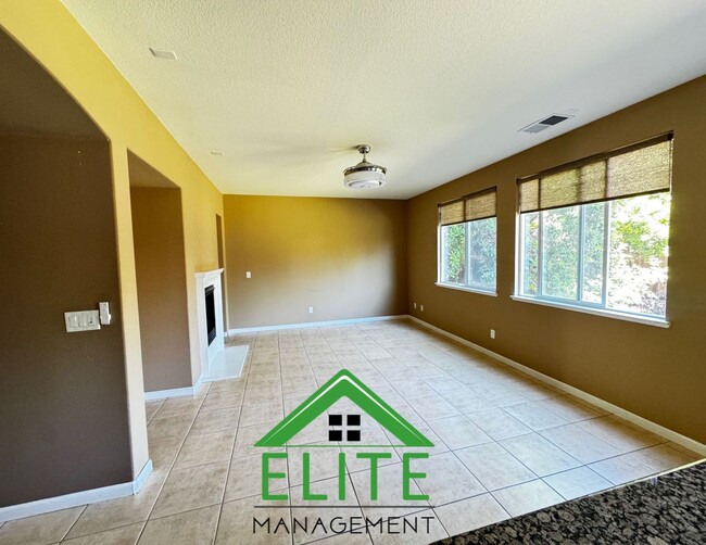 Building Photo - **Charming 4-Bed, 3-Bath Home in Prime Ros...