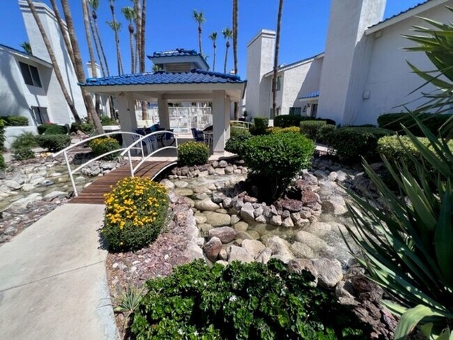 Building Photo - 2BR Condo w/Marina and Dock-Gated Waterfro...