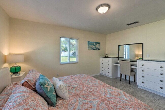 Building Photo - 1017 Pineland Ave