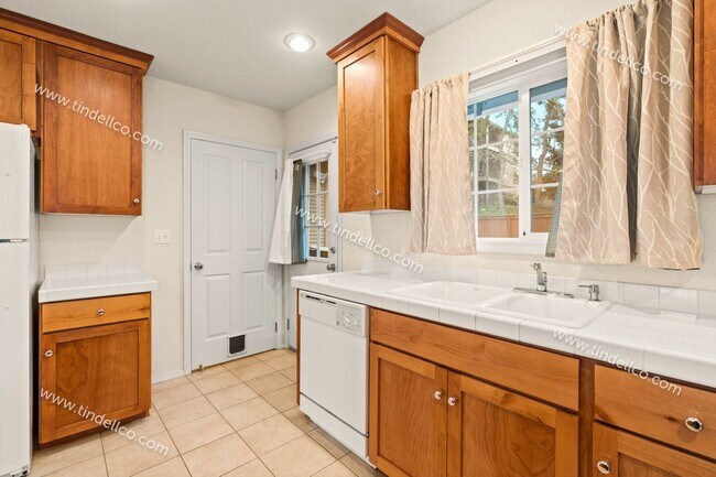 Building Photo - Darling 2 Bedroom North Tabor Home With Of...