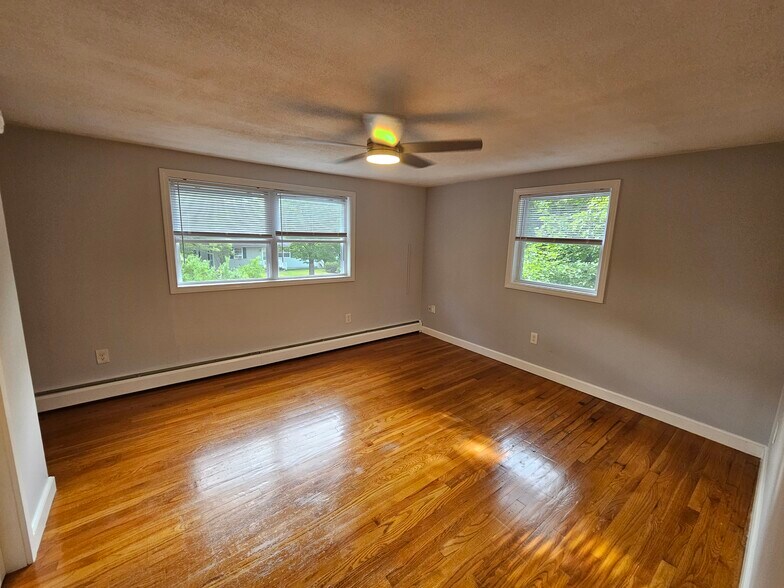 Building Photo - 435 Duck Pond Rd