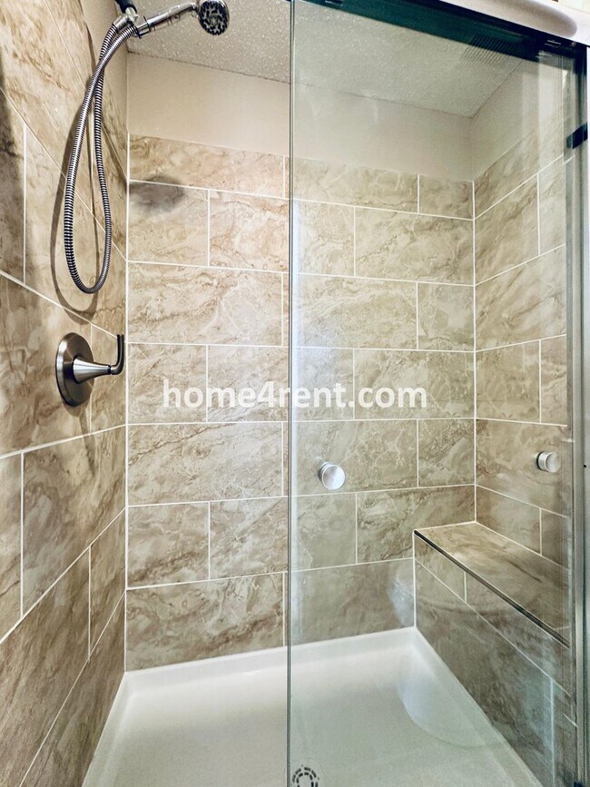 Building Photo - Beautiful, Spacious Home w/ Open Floor Pla...