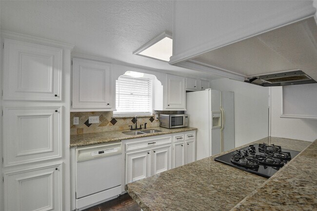 Building Photo - 2075 Little Cedar Dr