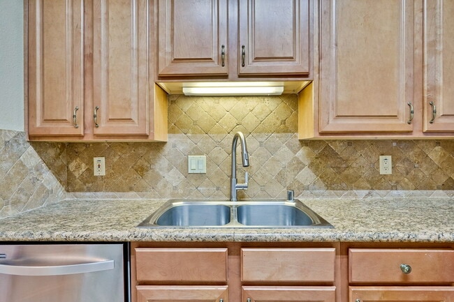 Building Photo - Large, Comfy 2BR, 2BA Condo with Convenient Location