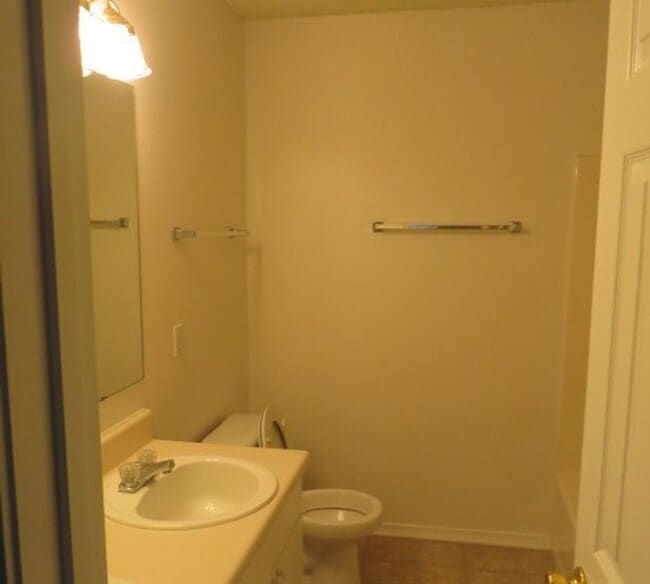 Building Photo - Easy access to shopping & interstate!