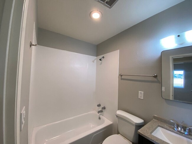 Building Photo - 3 BEDROOM 2 BATH HOUSE LOCATED CLOSE TO SC...