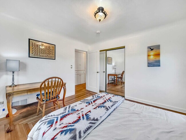 Building Photo - 1430 W Hendrickson Rd