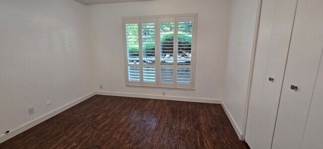 Building Photo - 415 Sutton Pl