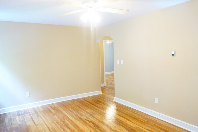 Building Photo - 8409 Greenwood Ave