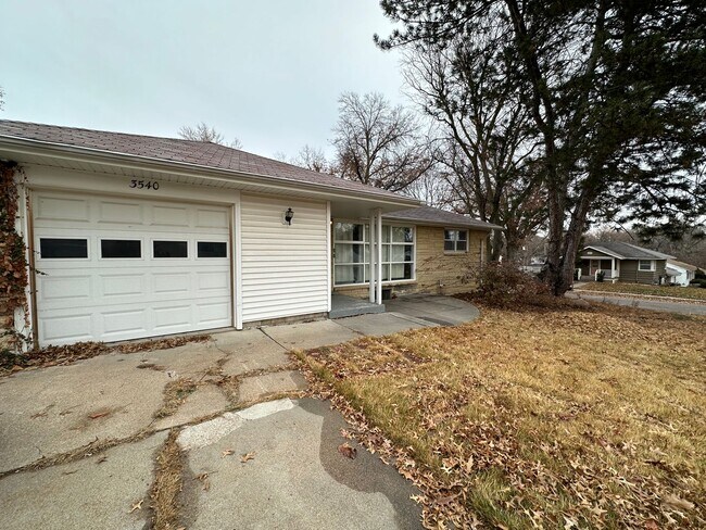 Building Photo - 4Bed 2Bath-6 Month Lease Option!