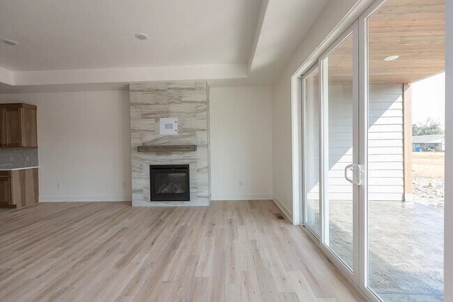 Building Photo - Newer Duplex in Quite Neighborhood