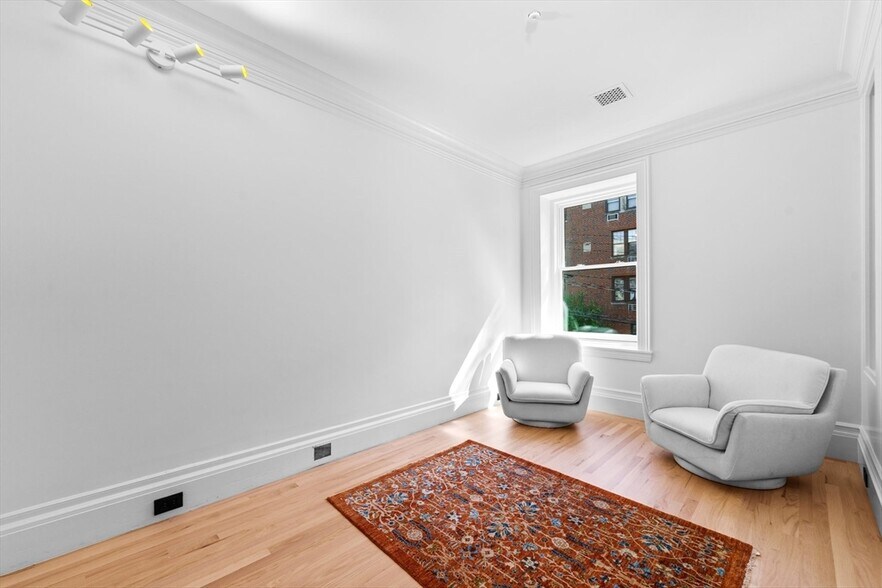 Building Photo - 354 Tappan St