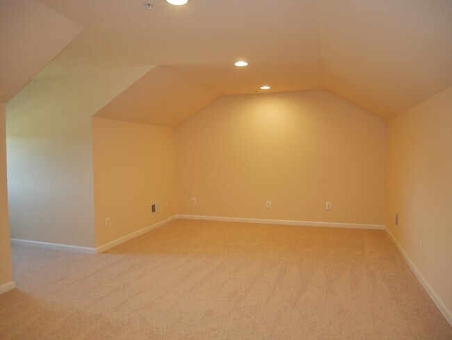 Building Photo - Gorgeous Former Model 4 Bed 2.5 Bath Townh...