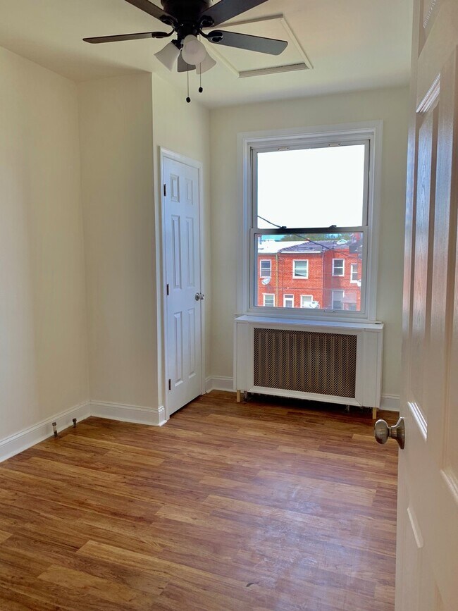 Building Photo - Bright Porch Front Home in East Baltimore
