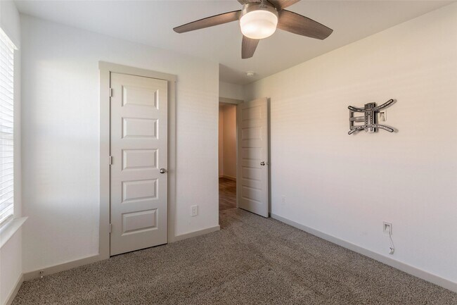 Building Photo - 10627 Great Basin Dr
