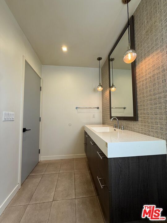 Building Photo - 532 W Elk Ave