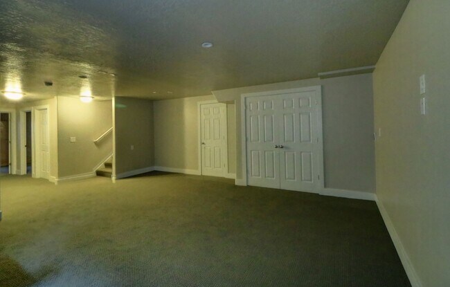 Building Photo - 3 bedroom Ivory Ridge Townhome