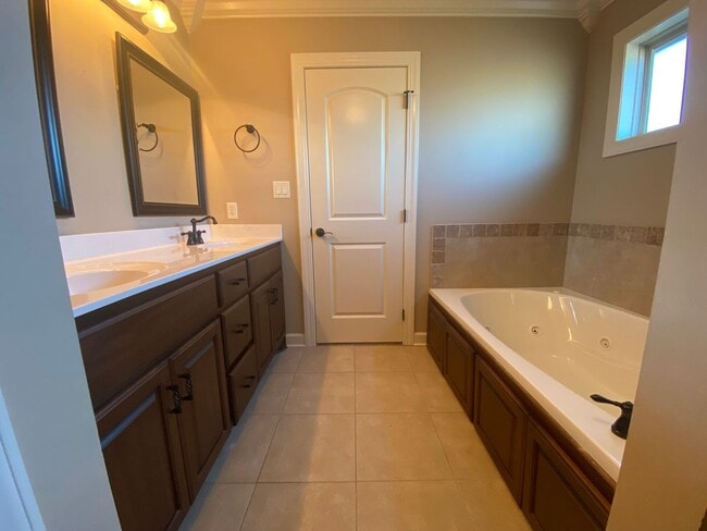 Building Photo - 64 Jeremiah Dr